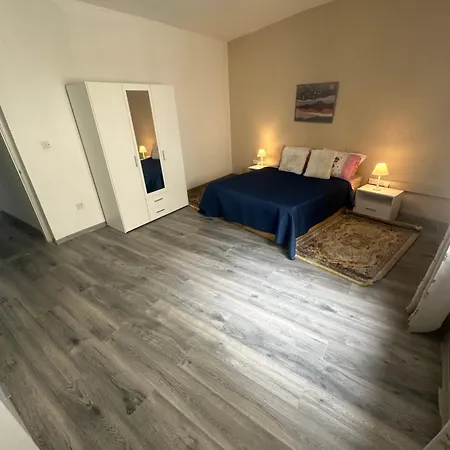 Sea Front Spacious Apartman Sliema